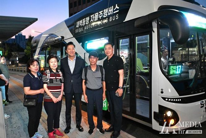 오세훈 서울시장이 28일 새벽 4시 광장시장 중앙정류소에서 새벽동행 자율주행버스에 탑승해 이른 새벽 직장으로 출근하는 시민들과 함께 충정로역 정류장까지 이동한 후 기념촬영하고 있다.