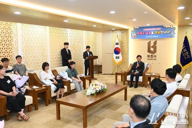 조용익 시장이 퇴직공무원들에게 존경과 감사의 인사말을 하고 있다.