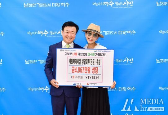 사진 왼쪽부터 정기명 여수시장, 곽진영 여수시홍보대사