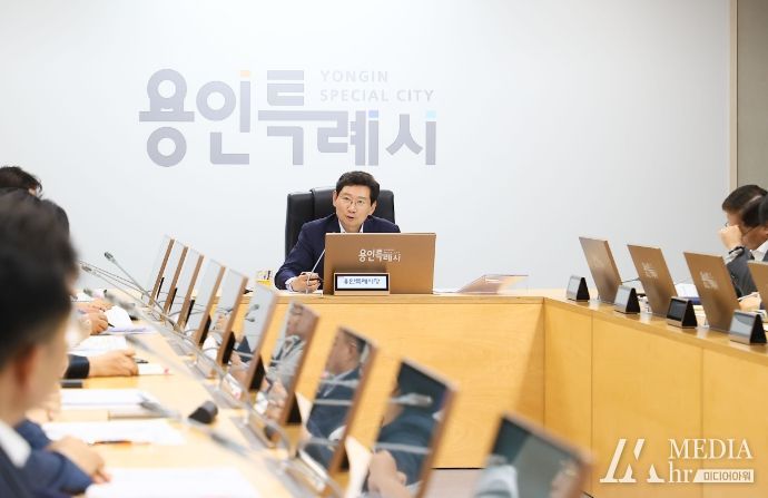 지난 1일 열린 간부공무원회의에서 이상일 시장이 시민체감 생활밀착형 사업의 중요성을 강조하고 적극행정을 주문했다