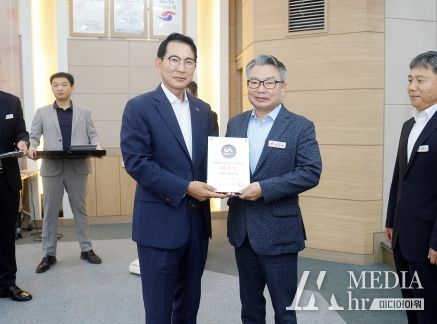3일 시청 대회의실에서 열린 시정공유의 날에서 이완섭 서산시장이 상반기 우수과제를 추진한 부서를 시상했다.