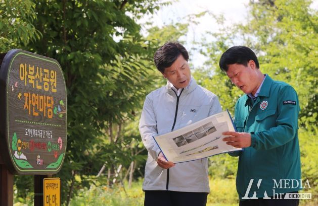 안병구 밀양시장(사진 왼쪽)이 지난 5일 아북산공원 자연마당을 찾아 김상우 환경관리과장으로부터 사업 현황을 보고받고 있다.