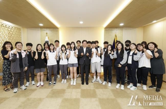 부천시(시장 조용익)는 지난 5일 도당고등학교 ‘소통아고라’ 동아리 학생과 청사견학 프로그램 ‘210, 부천톡톡(TalkTalk)’ 행사를 진행했다. 단체 기념촬영