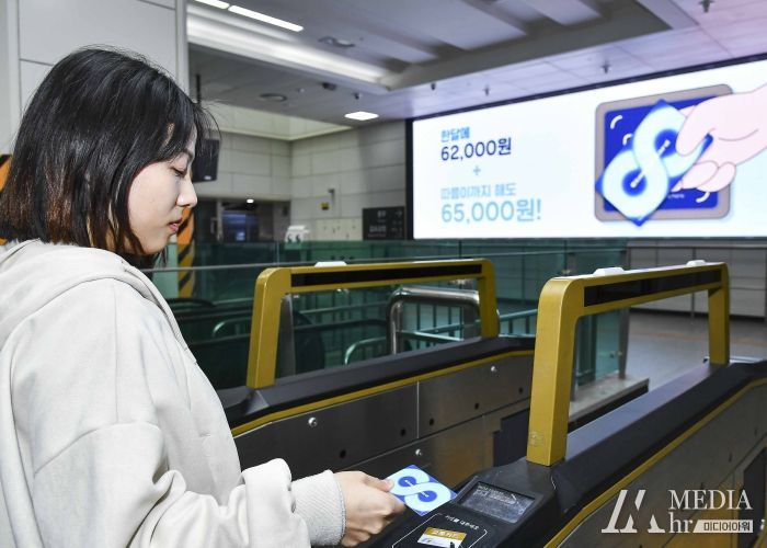 한 시민이 기후동행카드를 이용해 골드라인에 탑승하고 있다.