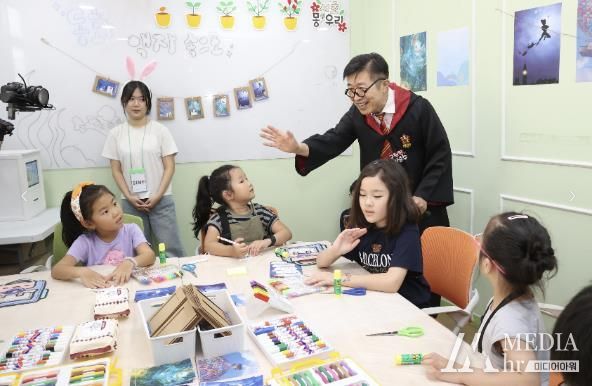 전성수 서초구청장이 13일 방배아트유스센터에서 열린 ‘2024 청소년 놀이문화축제’에서 해리포터 복장을 하고 아이들과 인사하고 있다.