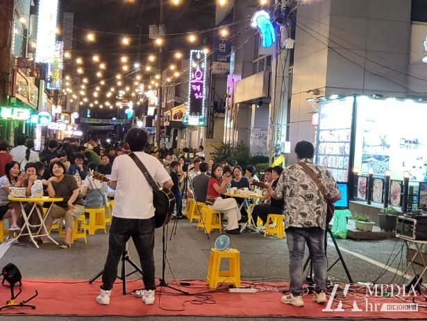 강진군민들과 관광객들이 목야청청 공연을 즐기고 있다.