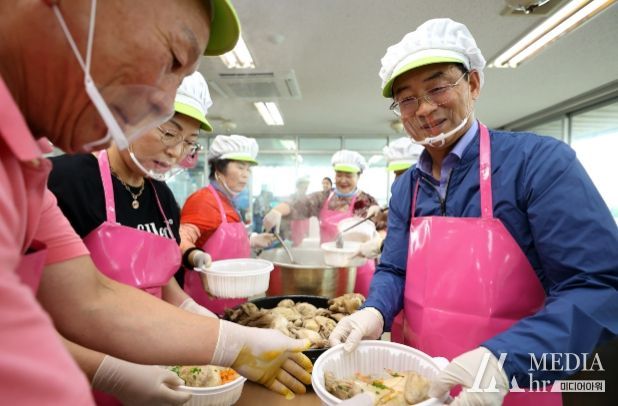 강진원 강진군수가 강진읍지사협이 마련한 사랑의 샴계탕 나눔 사업에 참여해 의미있는 시간을 가졌다.