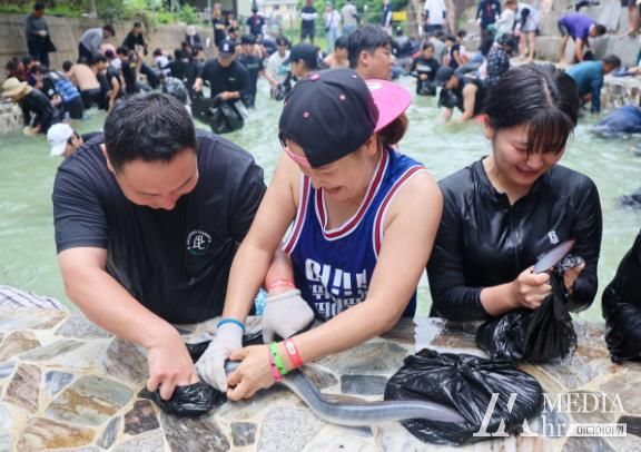 영암 장어생산자들, 기찬랜드 개장식 함께 만들어