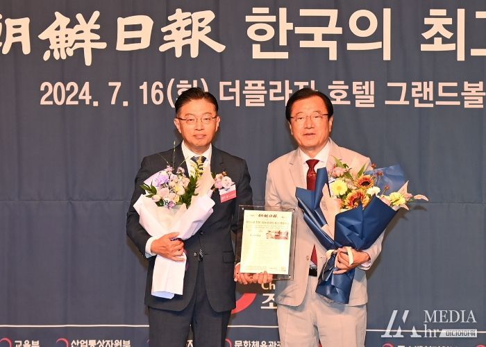 이현재 하남시장(사진 오른쪽)이 16일 서울 중구 더플라자 호텔 그랜드 볼룸에서 열린 「2024 한국의 최고 경영대상」에서 하남시를 대표해 ‘가치창조경영’ 부문 대상을 수상한 후 심사위원장인 황인태 중앙대 교수(사진 왼쪽)과 기념사진을 촬영하고 있다.