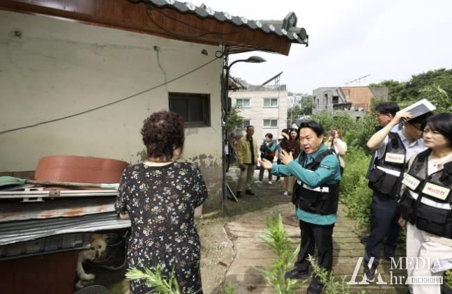 이성헌 서대문구청장이 집중호우로 인한 피해 발생 현장을 점검하고 있다.
