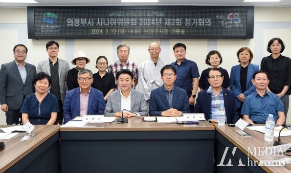 김동근 시장이 7월 22일 열린 의정부시 시니어위원회 제2회 정기회의에서 참석자들과 기념사진을 찍고 있다.